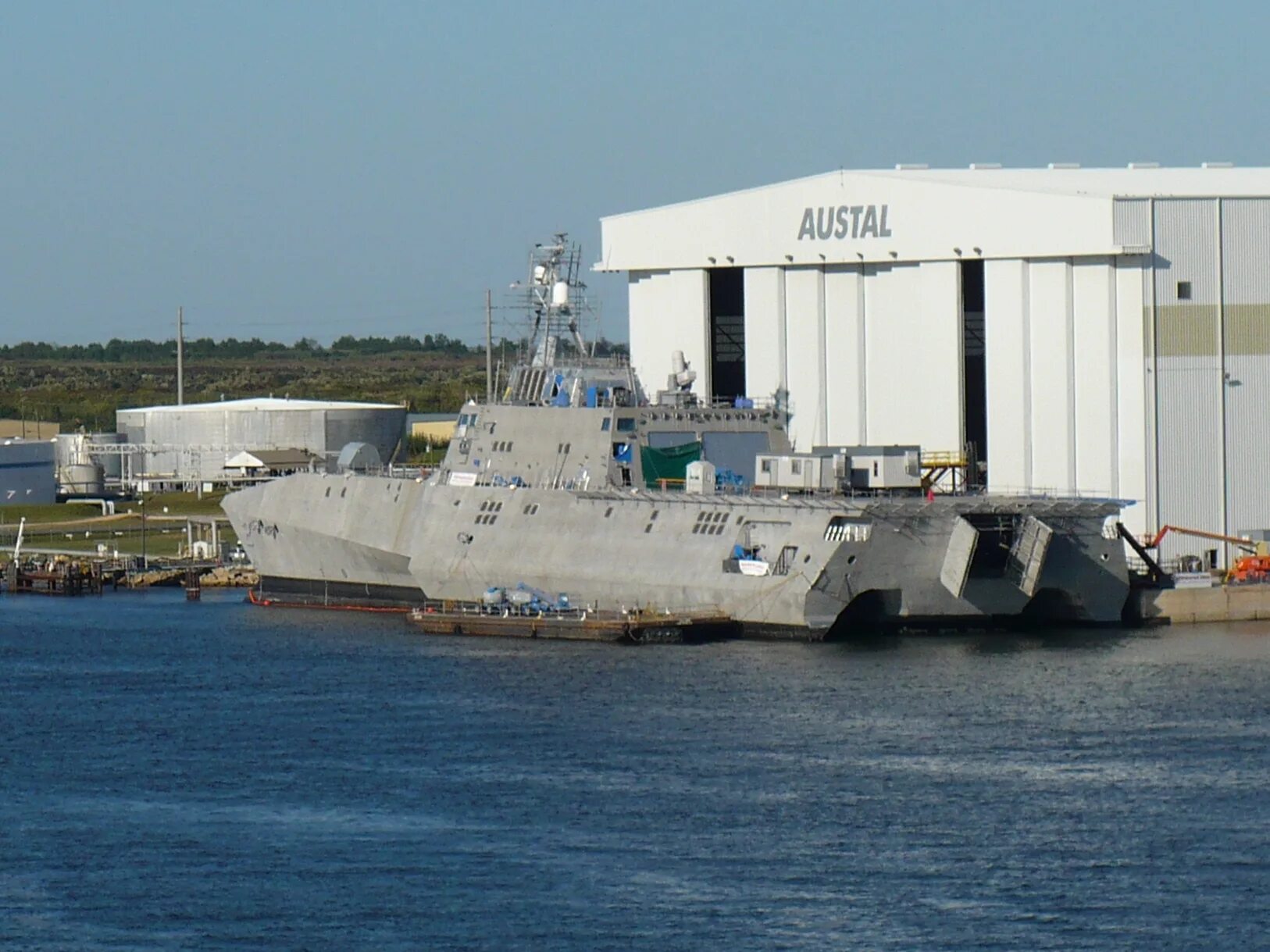 Судно независимость. Индепенденс корабль тримаран. USS LCS-2 ‘Independence’. Боевой корабль LCS-2 Independence. Independence-class Littoral Combat ship.