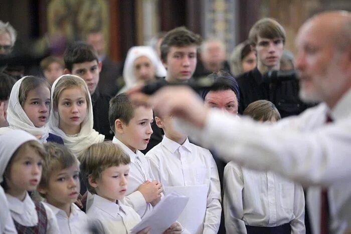 Детский хор в храме. Поют в церкви. Дети поют в храме.