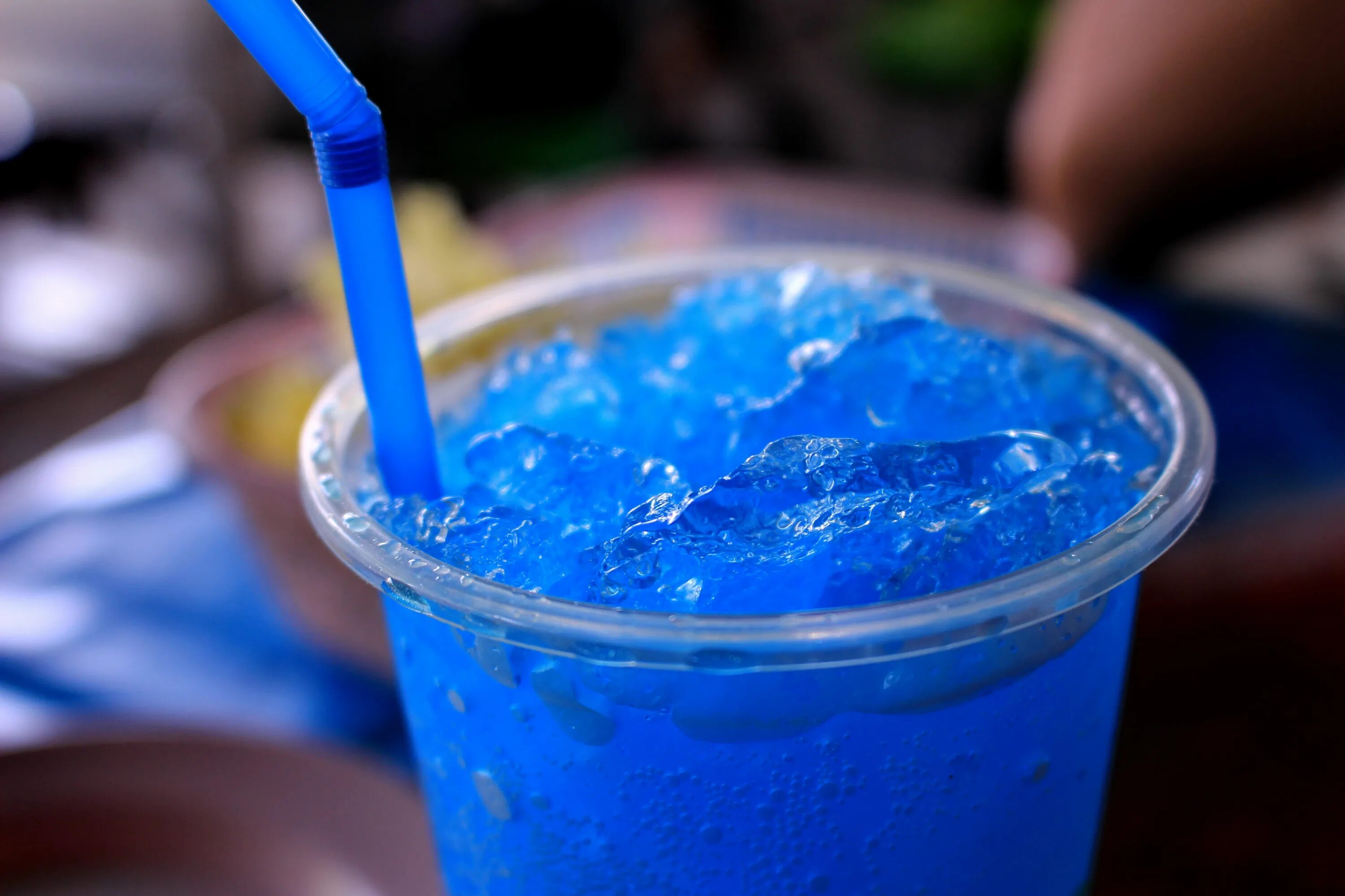 Блю Гавайи коктейль. Голубая Лагуна коктейль. Синий коктейль. Голубой напиток. Холодные сладкие напитки