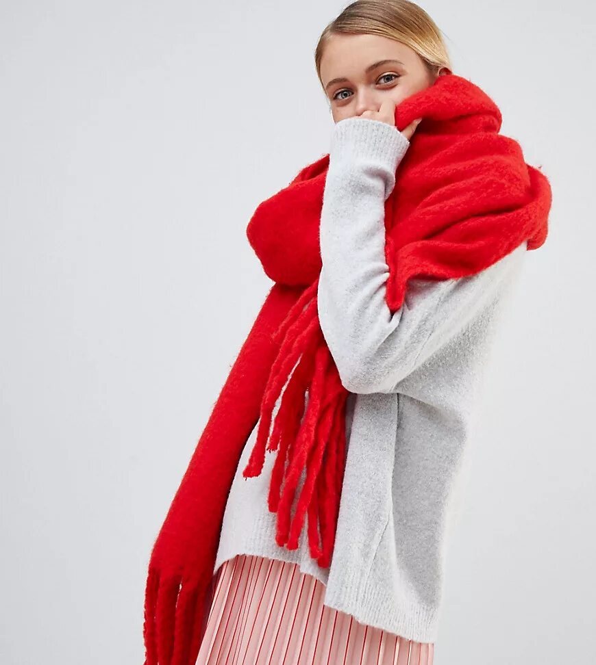 Улетает шарф. Шарф красный. Красный шарф paint. Песня красный шарф. Шарф на ветру.