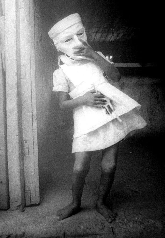 старинные костюмы на хело. странные и жуткие фотографии. старые фотографии. старинные странные снимки. жуткие старинные снимки.