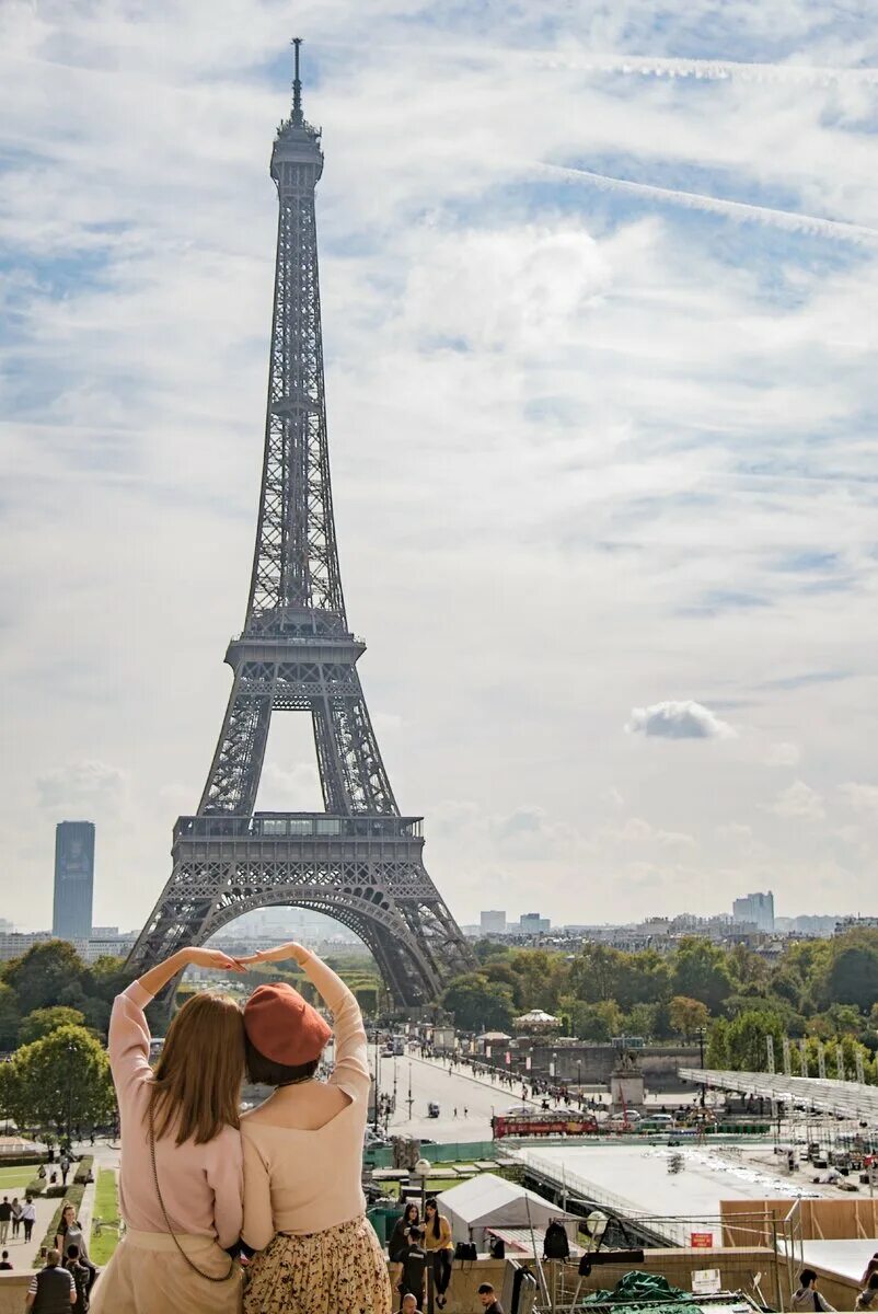 Эйфелева башня в Париже. Эйфель башня люди. Эйфелева башня в Праге. На фоне Эйфелевой башни.