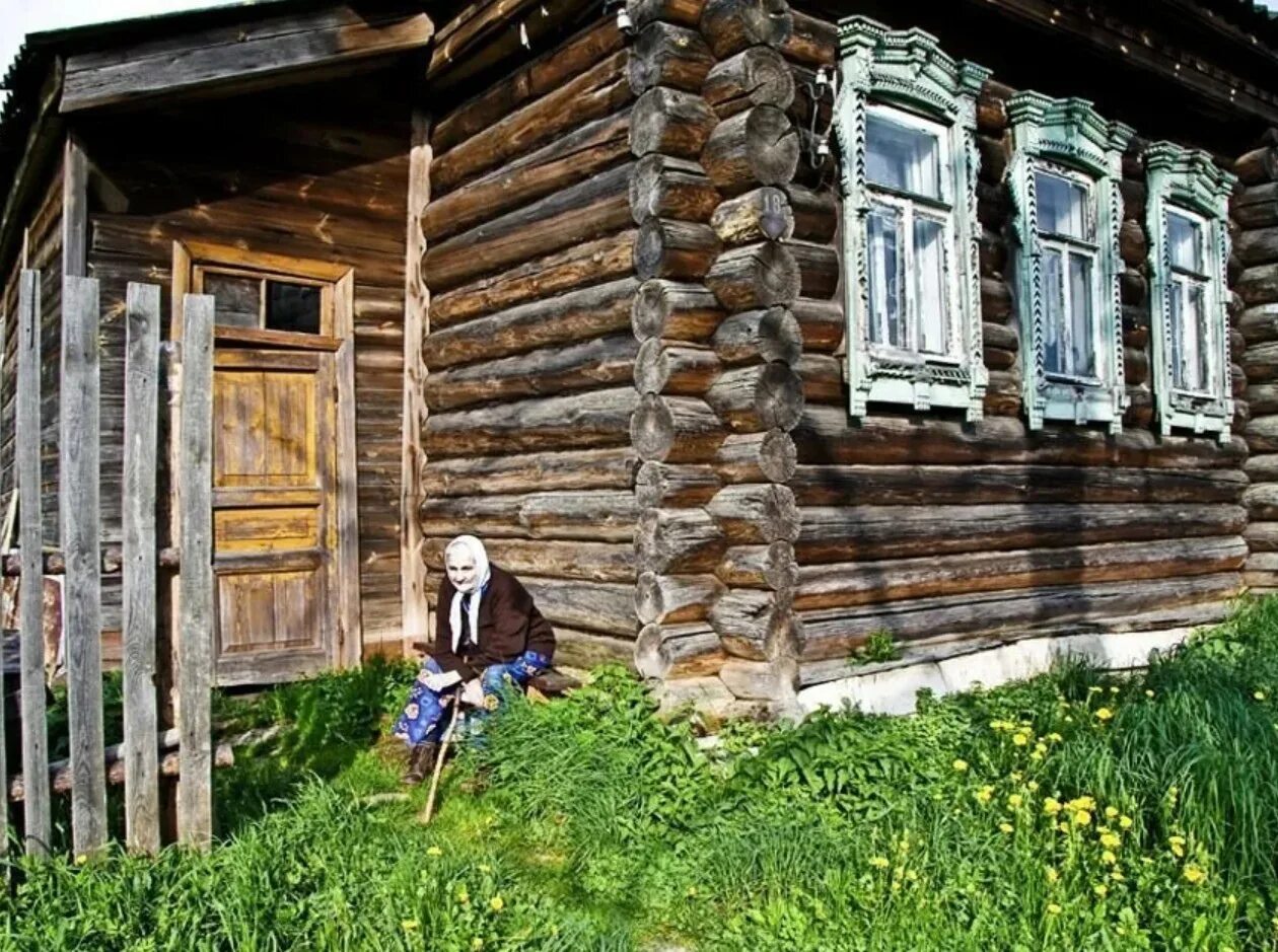 Для отопления сельского дома бабушка. Избушка в деревне. Деревенская изба. Избушка в деревушке. Крыльцо избы.