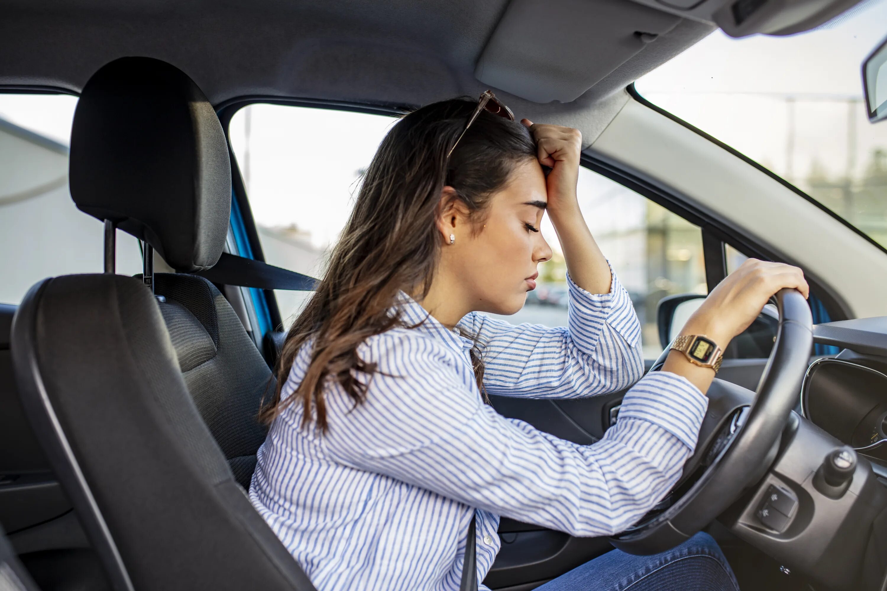 She drive a car now. Вождение автомобиля. Водитель и автомобиль. Стресс в автомобиле. Женское вождение автомобиля.