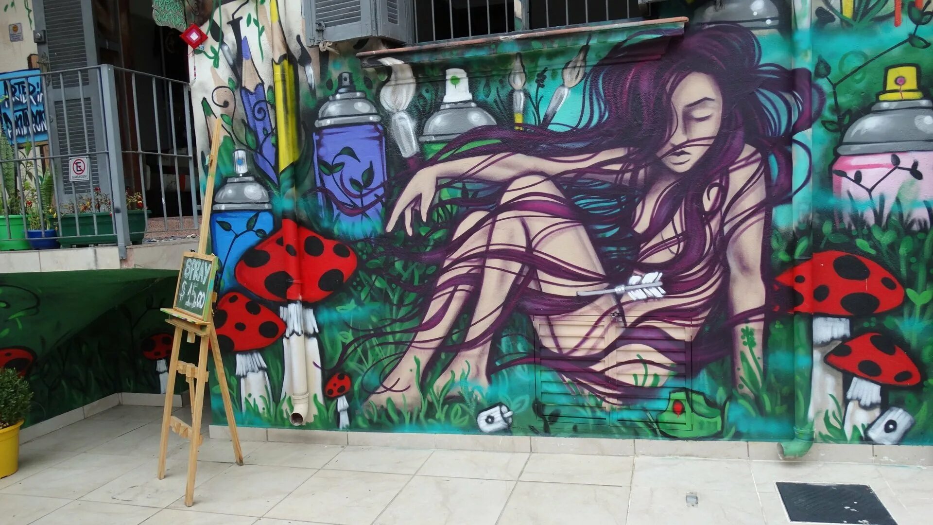 Разрисованные стены на улице. Граффити. Роспись стен в стиле стрит арт. Уличные граффити. Рисунок на стене улица