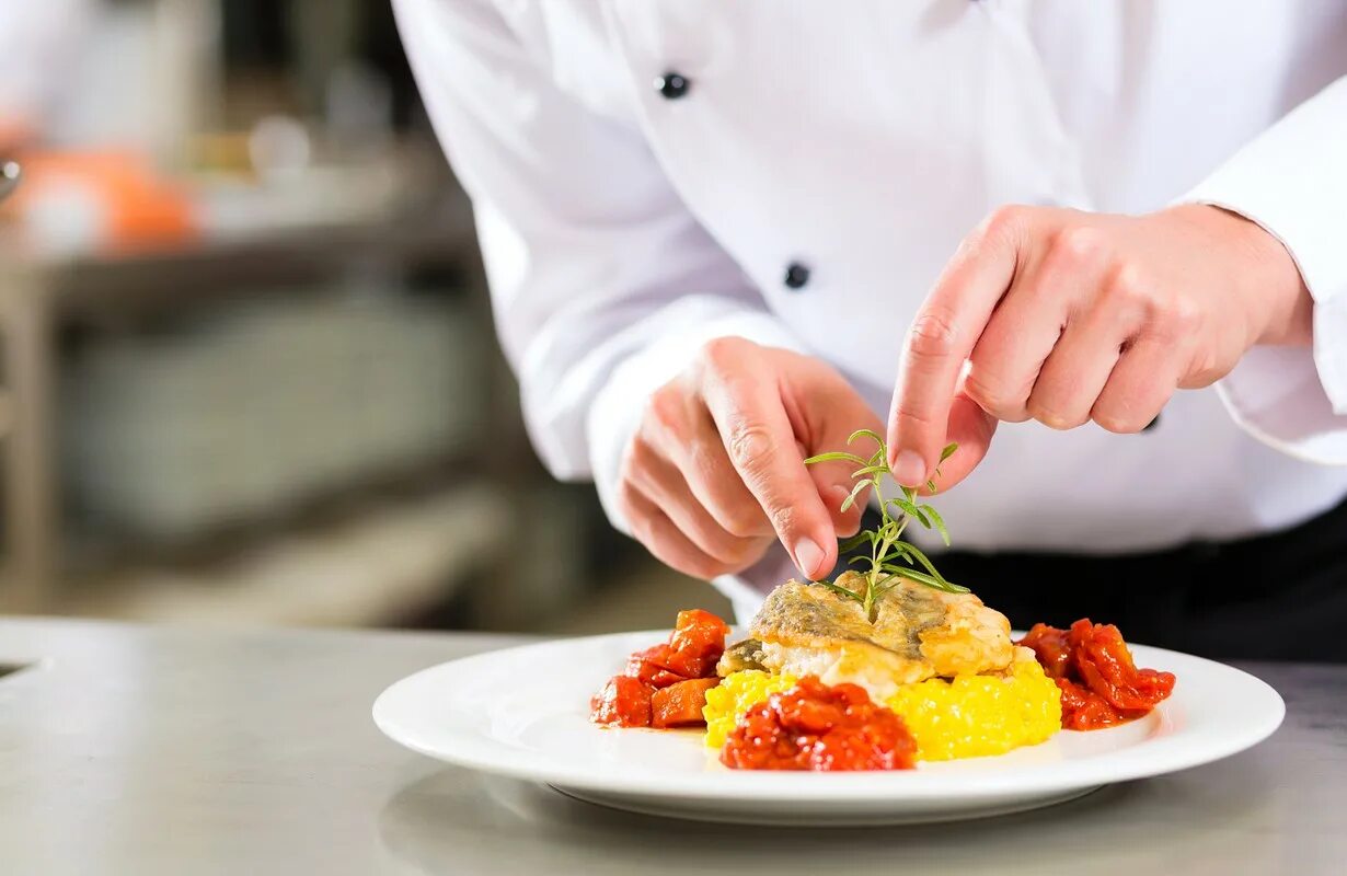 Тарелка с овощами. Повар женщина. Повар украшает блюдо. Dish - dishes. Европейская кухня.