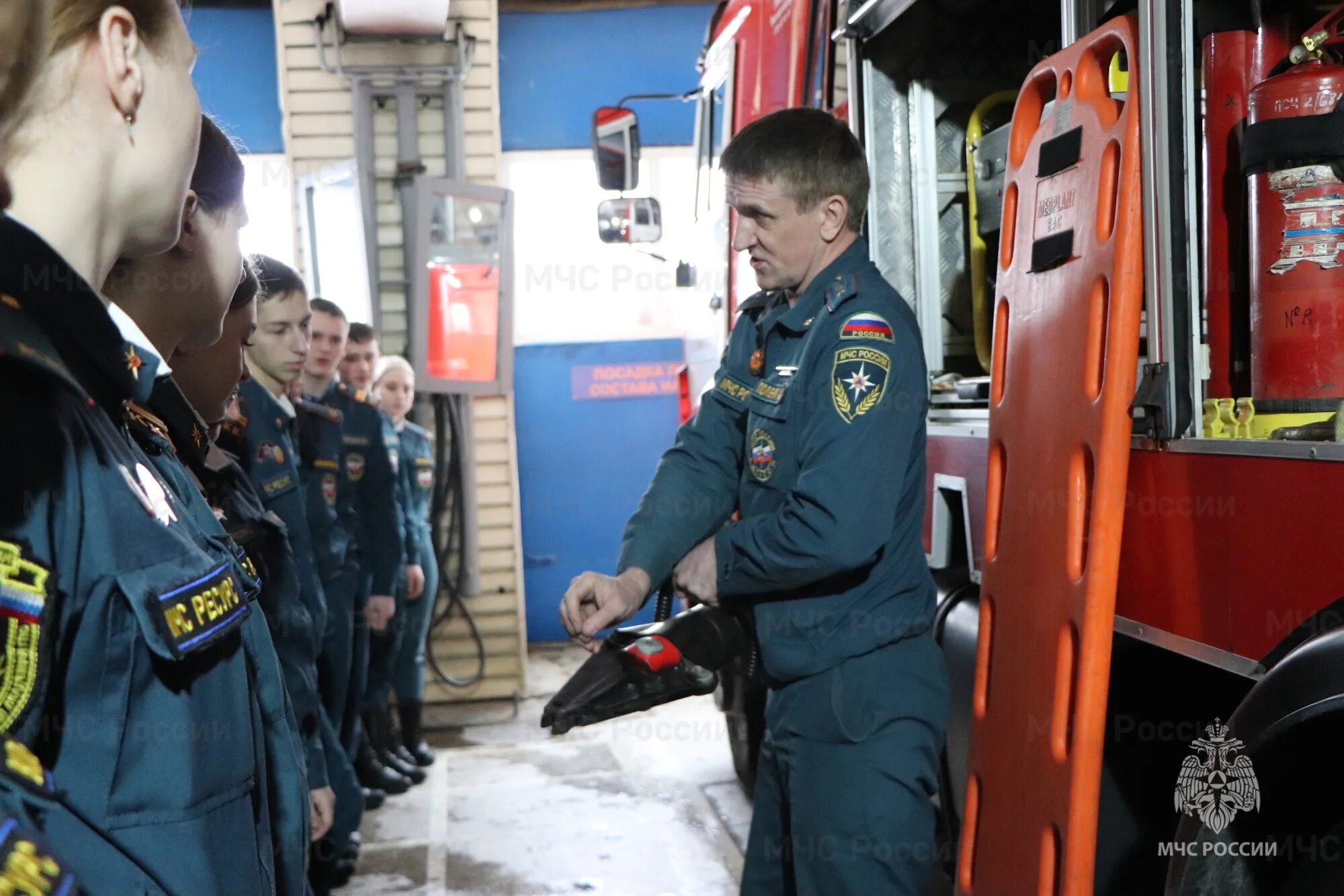 Соревнования среди мчс. Пожарно прикладной спорт апаринки. Соревнования среди мчс. Соревнования по гиревому спорту среди мчс в томске. Курсанты мчс.