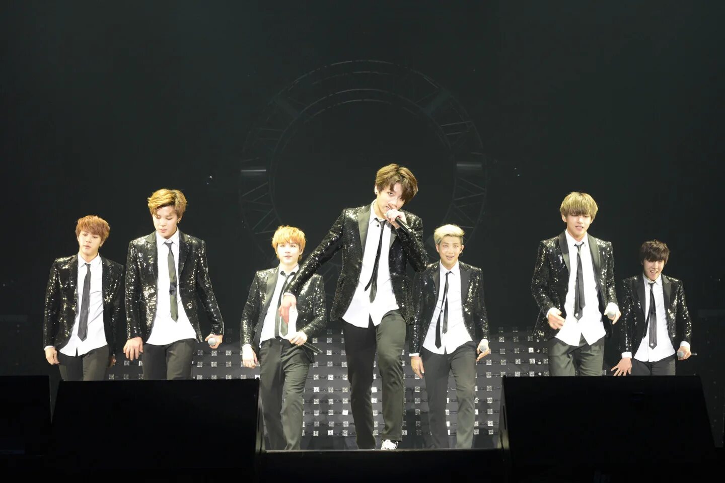 1 бтс. Бтс 2015. концерт бтс. bts на сцене. бтс фото.