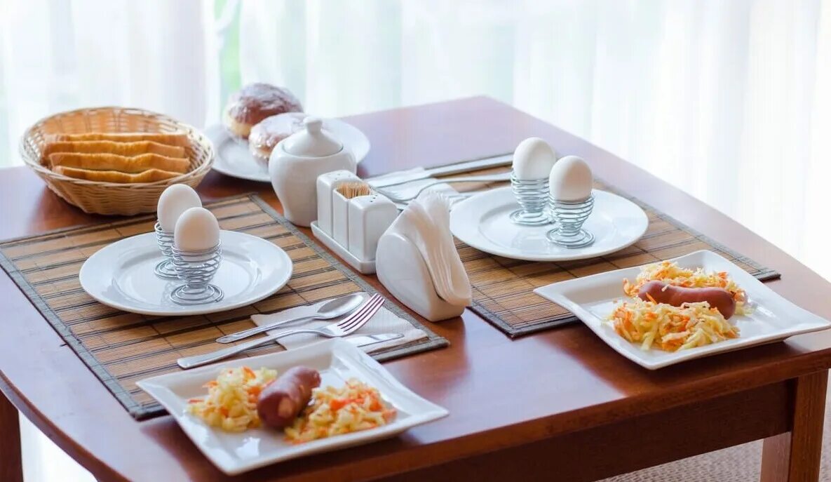 Сервировка стола к завтраку. Сервированный стол для завтрака. Сервировка стола к обеду. Накрытый стол завтрак. Обеденный сегодня