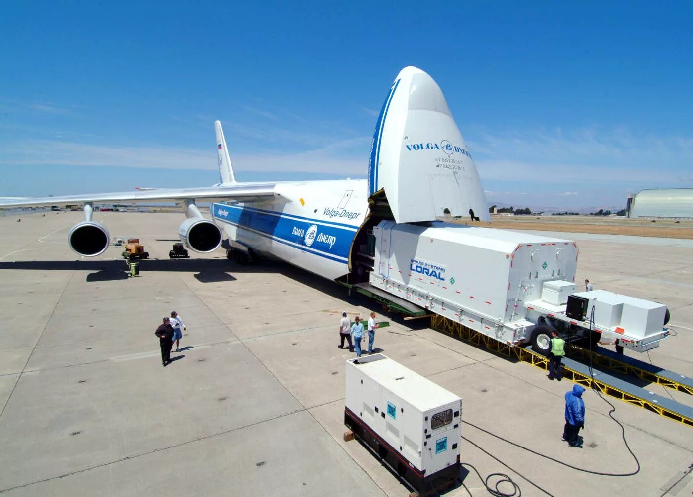 АН-124 Волга Днепр. Грузовой самолет карго. Грузовые авиаперевозки Россия. Грузовой воздушный транспорт.