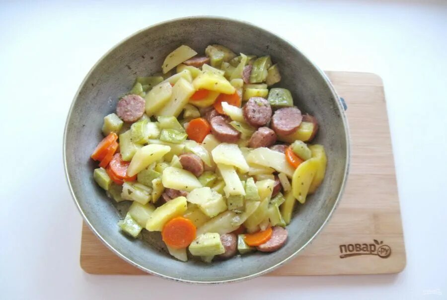 Пирог картошка с колбасой. Картофель с колбасками в духовке. жареная картошка с колбасками. картошка с колбасками в духовке. жареная картошка с колбасой.
