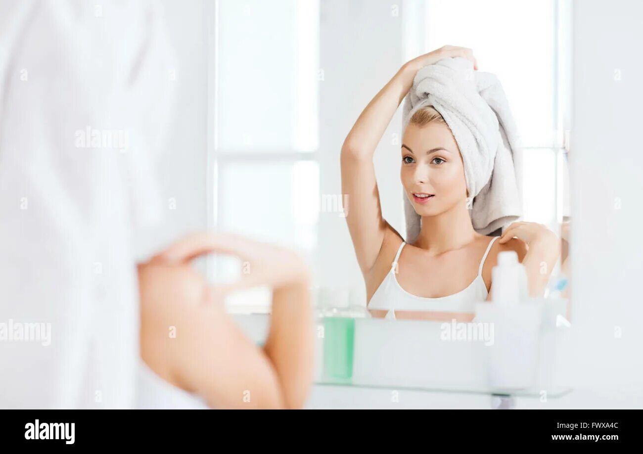 Дочка после душа. Девушка после душа. Девушка умывается перед зеркалом. Девушка у зеркала в ванной. Девушка в полотенце перед зеркалом.