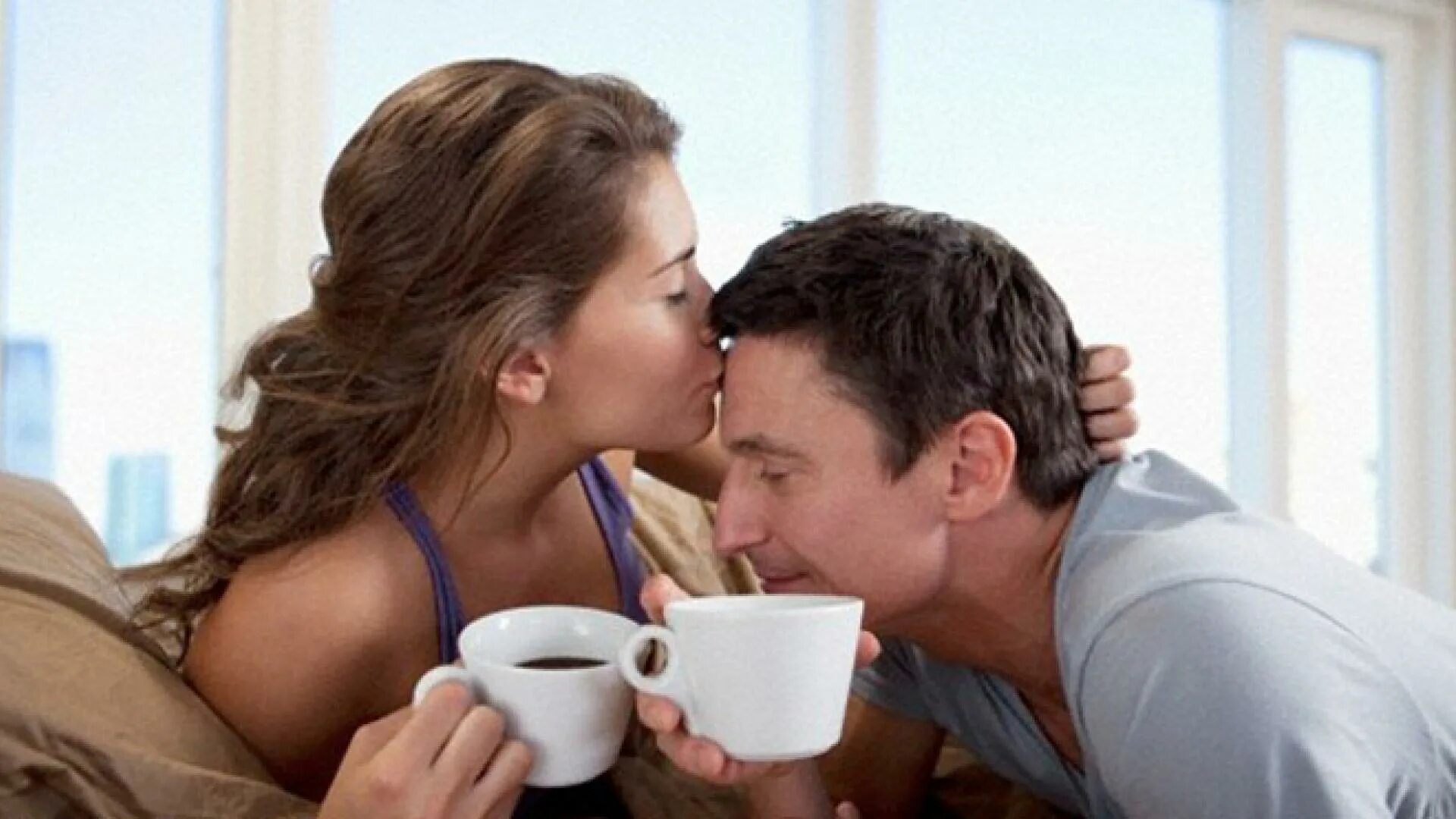 40 утра. Поцелуй за чашечкой кофе. Мужчина и две чашки кофе. Кофе с поцелуем. Чашка кофе с мужчиной и женщиной.
