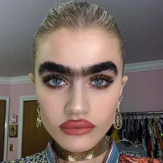 Большие губы и брови.