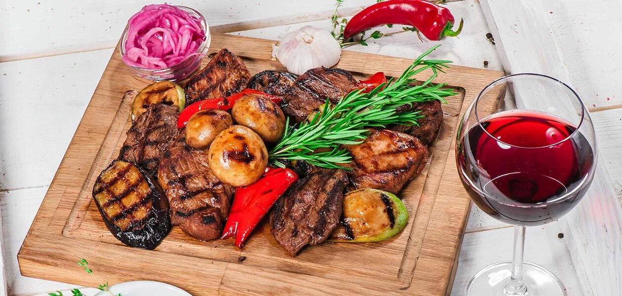 Шашлык в красном вине. Шашлык и вино. шашлык и красное вино. шашлык сервировка.
