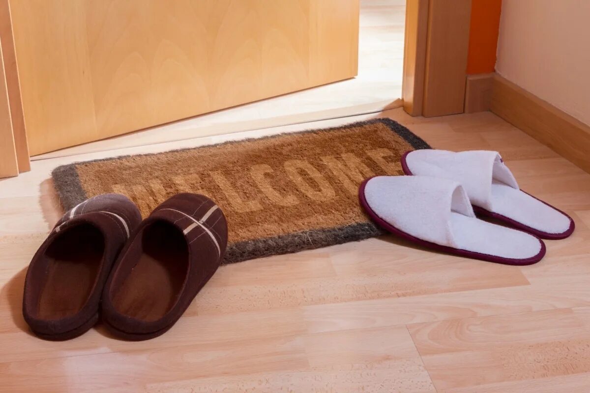 Тапком в пол. Тапку в пол мем. Жать тапку в пол. Тапком в пол. Тапочка в пол.