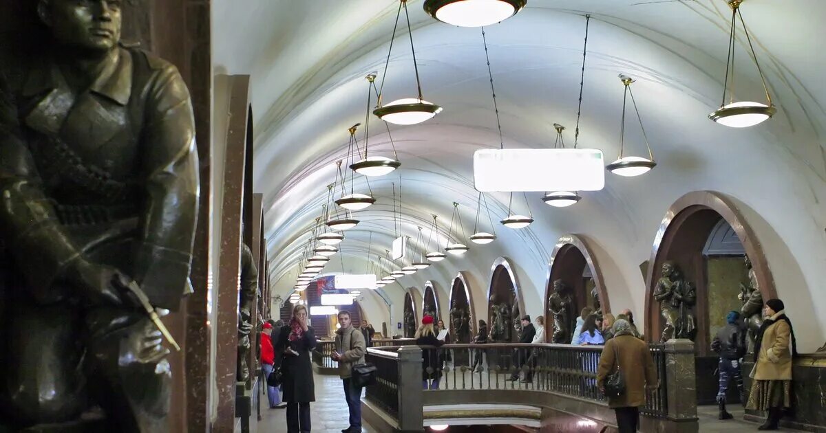 Тц площадь революции. Станция площадь революции москва. вестибюль станции площадь революции. площадь революции станция метро москва. метрополитен москва станция площадь революции.