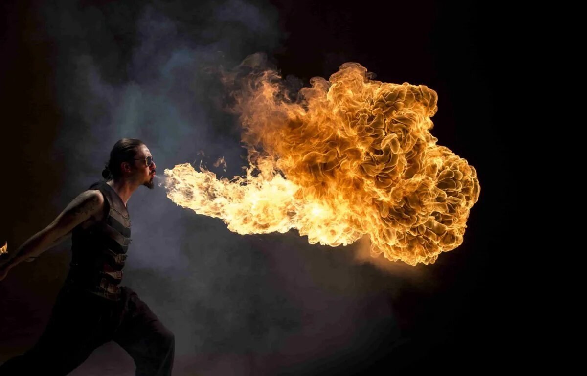 Фаер лицо. Девушка с огненным шаром. Чел в капюшоне с дымовухой. Захар демин. Симка нолик и файер.