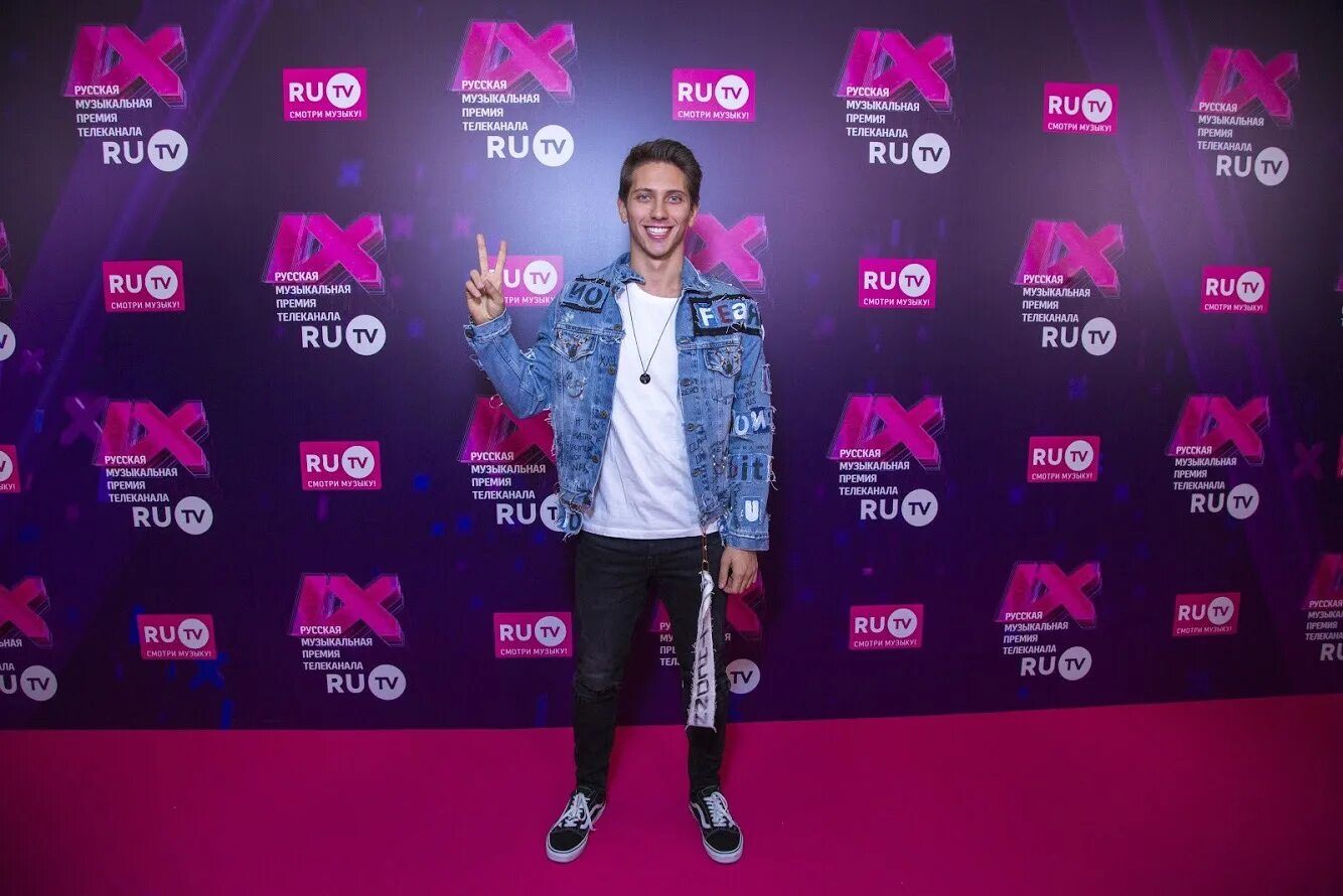 Ру тв прямой эфир. Телеканал муз тв. Телеканал муз. Турку рутв. Значок канала ру тв.