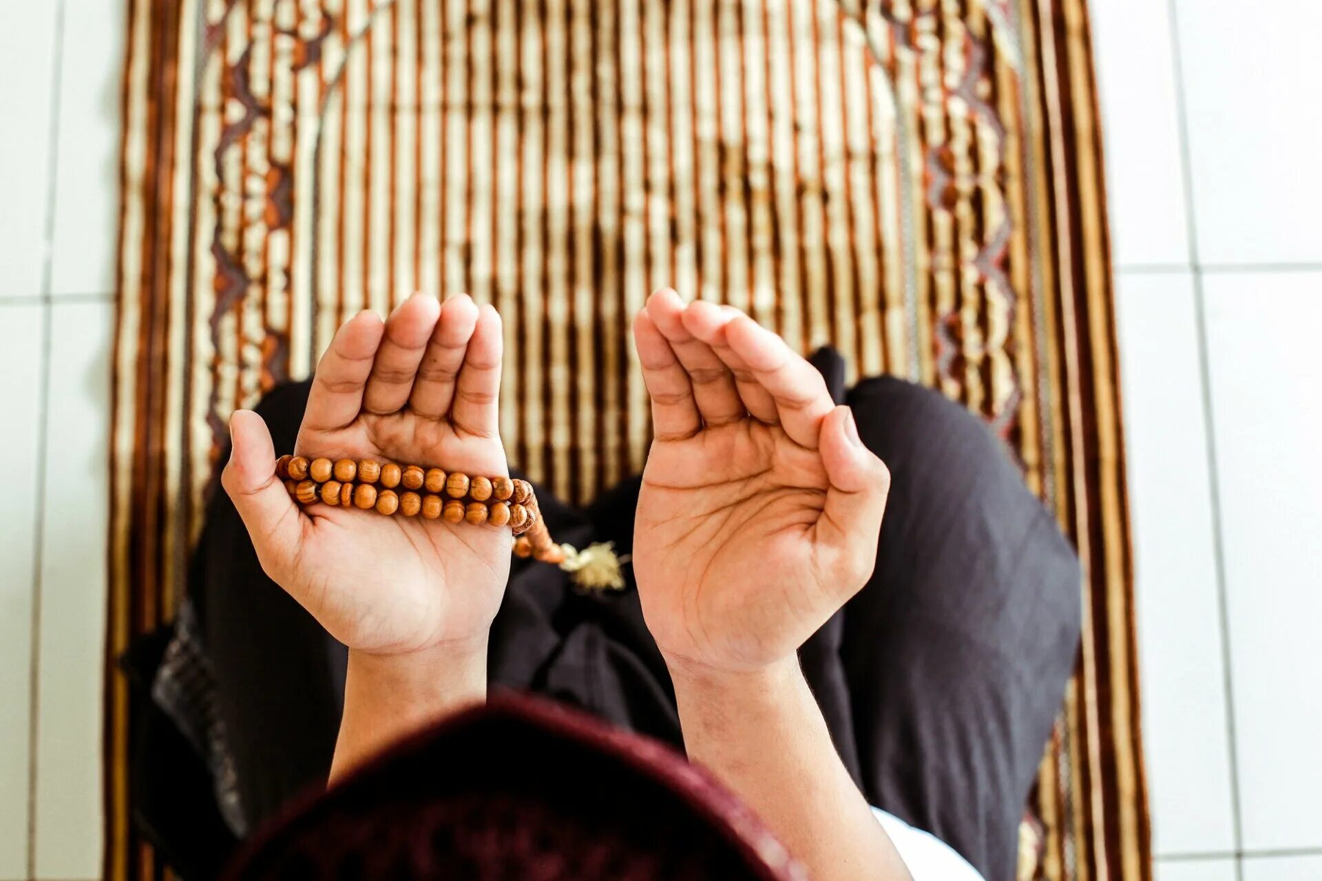 Бывший сонник мусульманский. Мусульманские руки. Молящие руки мусульман. Руки мусульманина в молитве. Молитвенный жест.