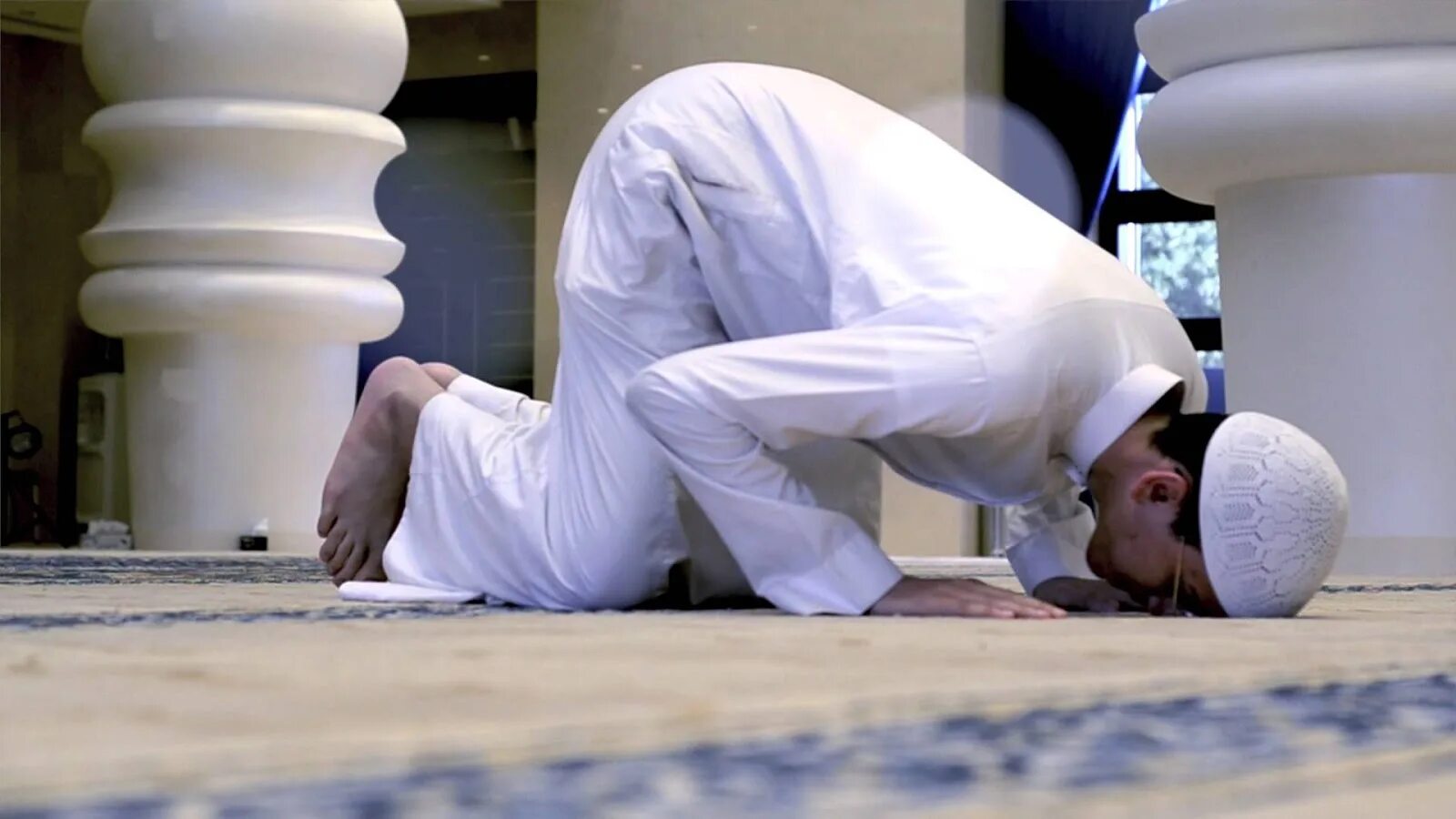 Мусульманин молится. Что такое намаз у мусульман. Намаз это в Исламе. Тәрауих намазы