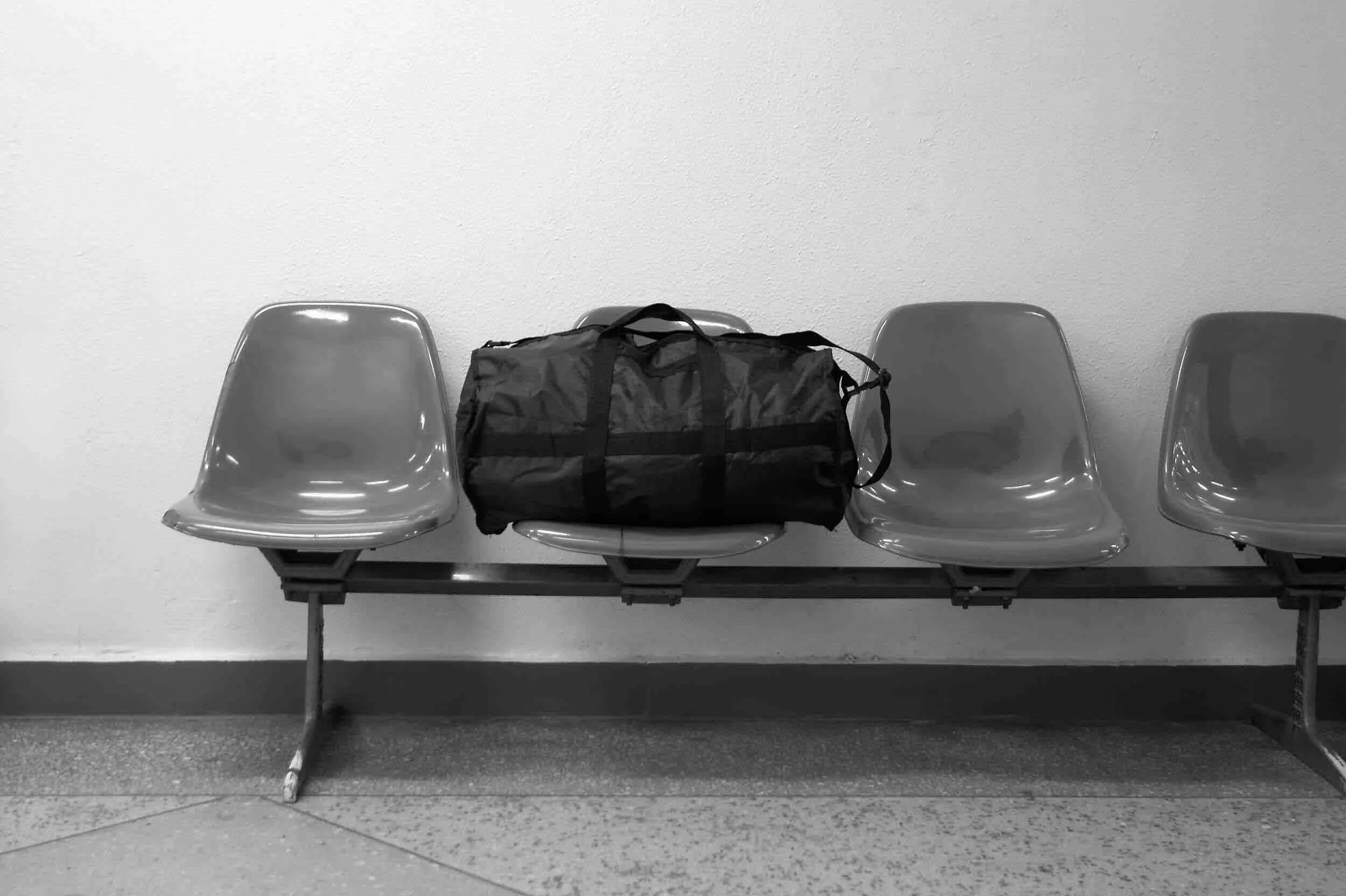 Подозрительный предмет. Бесхозная сумка на остановке. Подозрительная сумка. Подозрительные вещи. Бесхозная сумка.