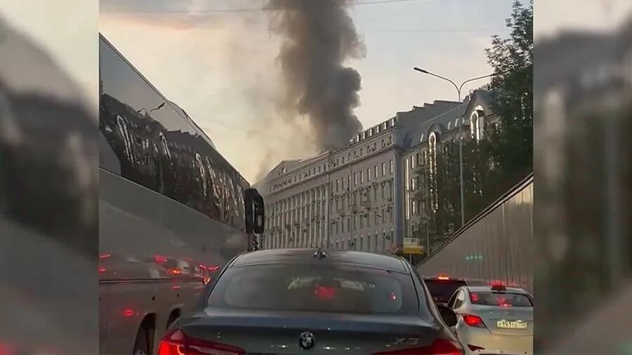 Пожар пл. Пожарные в горящем здании. Горящее здание. Пожар в москве. Пожар на тверской улице в москве сегодня.