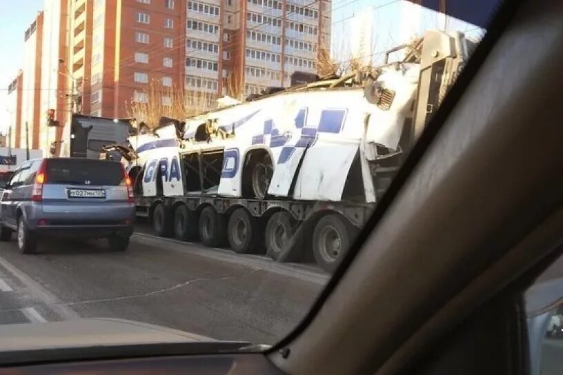 Упавший автобус с людьми в мойку. Авария сретенск чита автобус. автобус чита сретенск упал с моста.