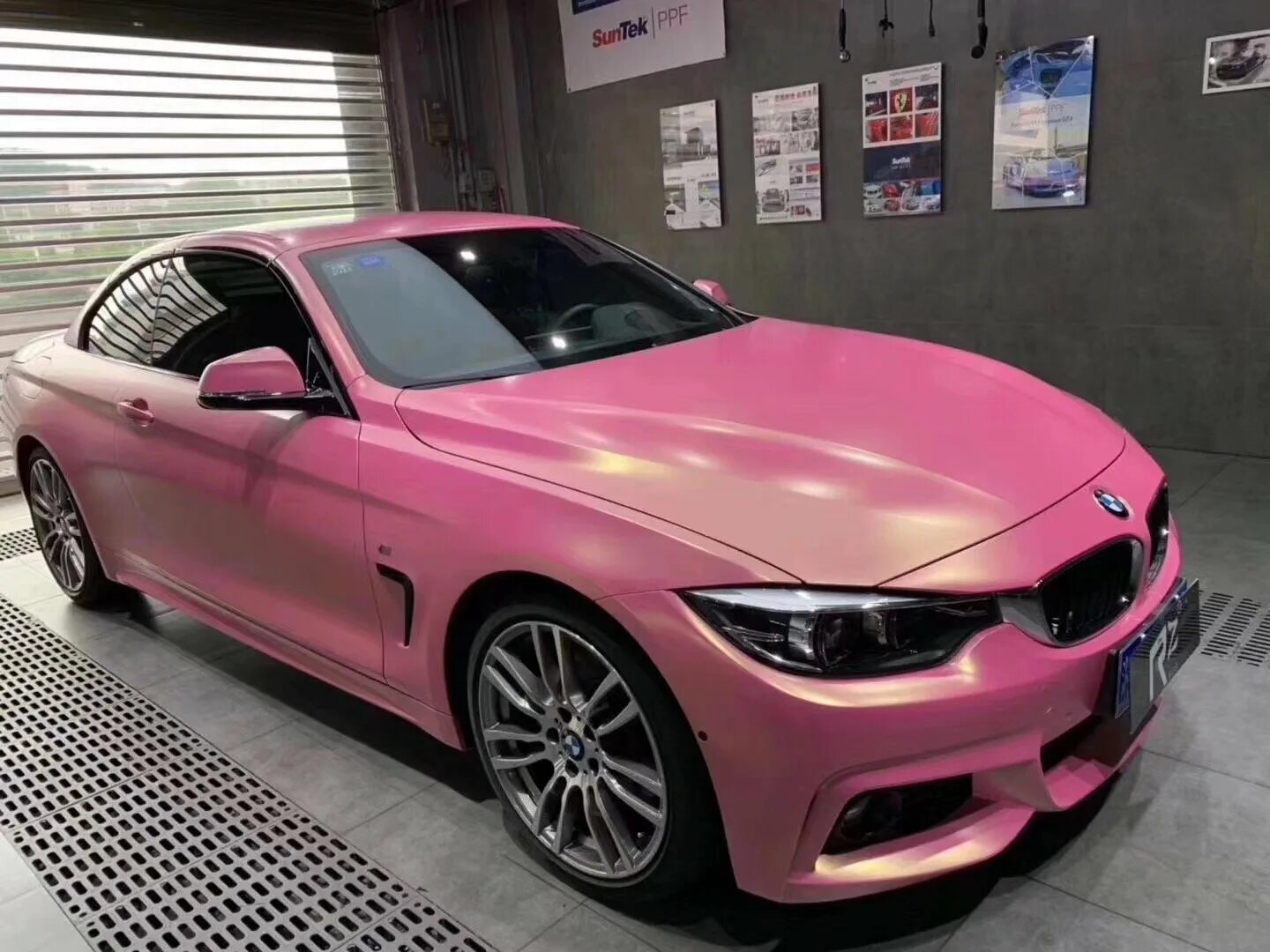Розовый хамелеон. БМВ м5 хамелеон матовая. БМВ м5 металлик. БМВ м5 розовая. BMW m5 розовая металлик.