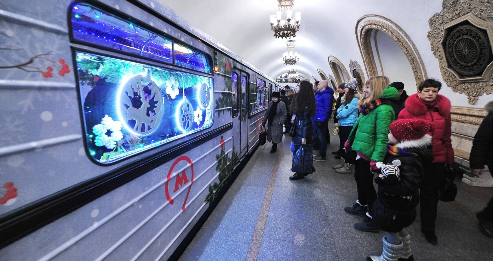 В новогоднюю ночь до скольки работает метро. Мероприятие в метро. новогодний поезд мцк. неон подземка. московское метро вагон путин.