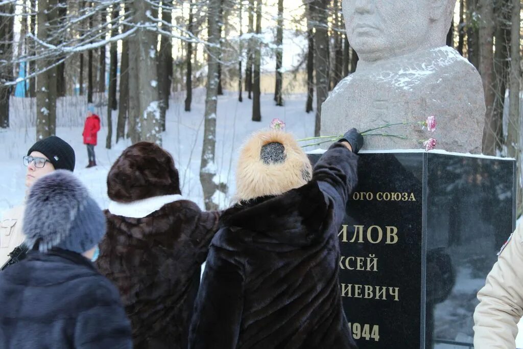 Объявления койгородка в контакте подслушано. Памятник Данилову Койгородок. Памятник Алексею Данилову в Койгородке. Койгородок школа. Подслушано Койгородок.