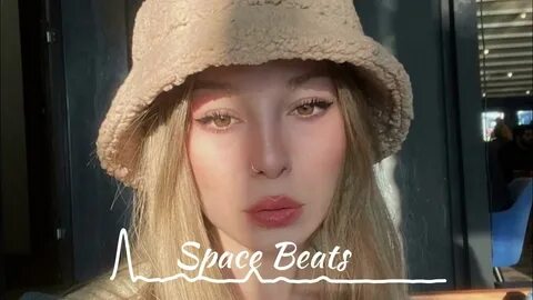 Анн асти ночью на кухне