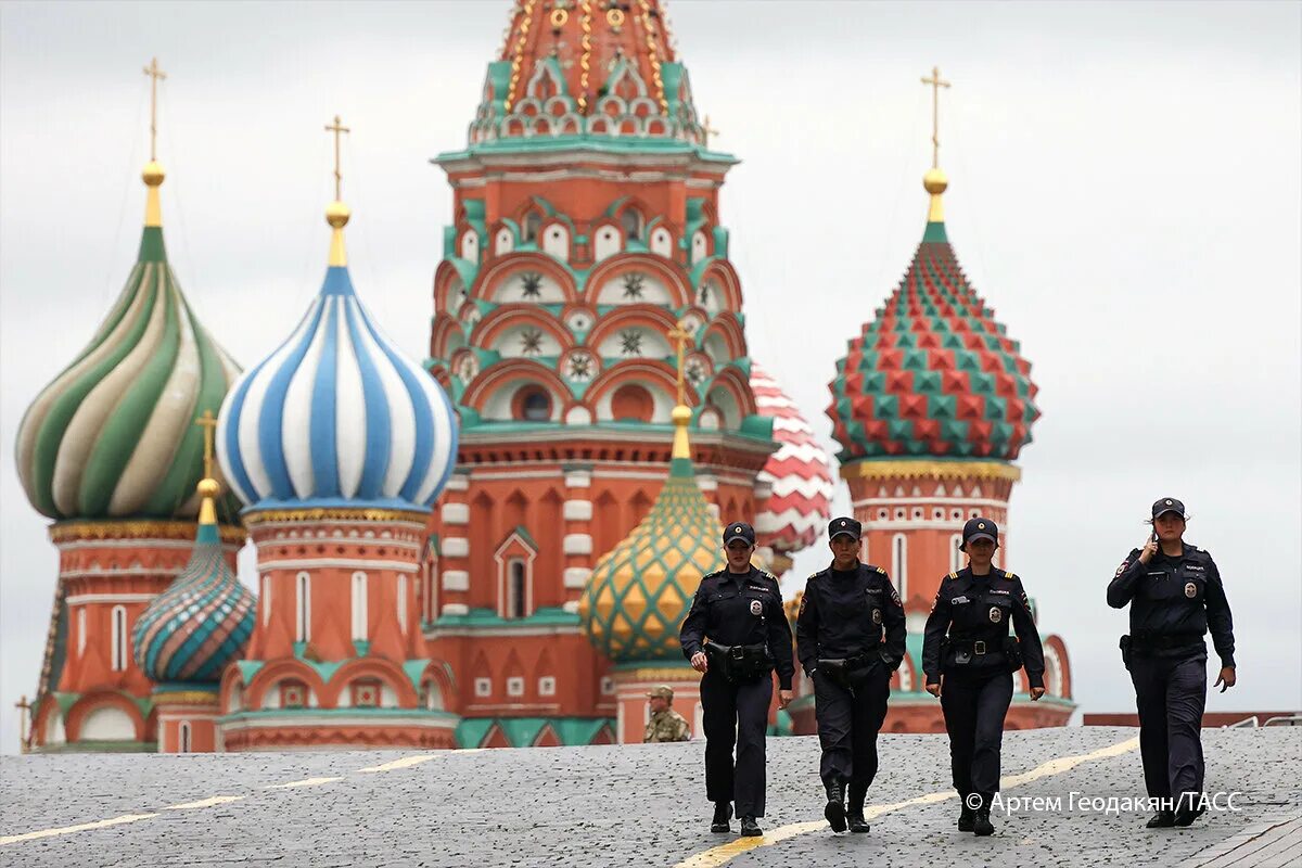 Россия 9 июля. Красная площадь фото. Полиция на красной площади. Москва Кремль красная площадь. Выпускной на красной площади.