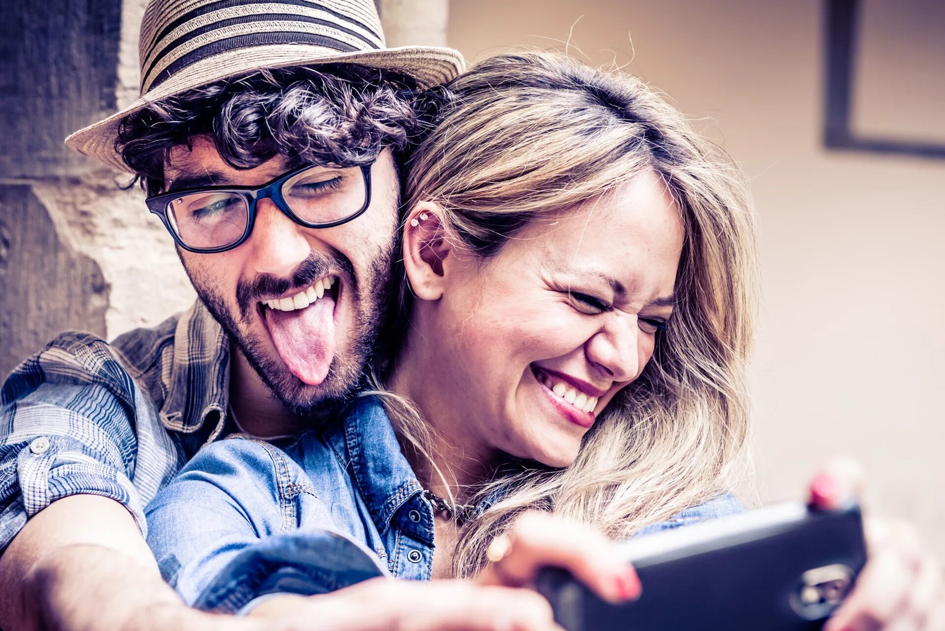 Spending time together. Счастливая пара. Мужчина и женщина. Счастливые мужчина и женщина. Пары знаков зодиака для идеальных отношений.