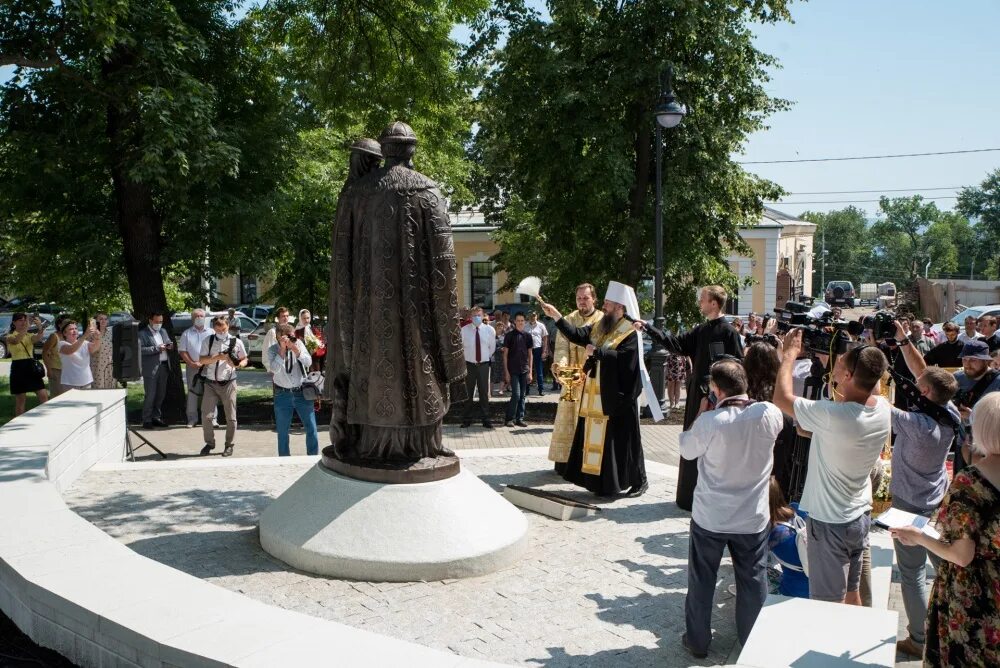 Боковская памятник петру и февронии. Открытие памятника февронии. Памятник петру и февронии в мытищах. Памятник петру и февронии в протекино. Памятник петру и февронии в обнинске.