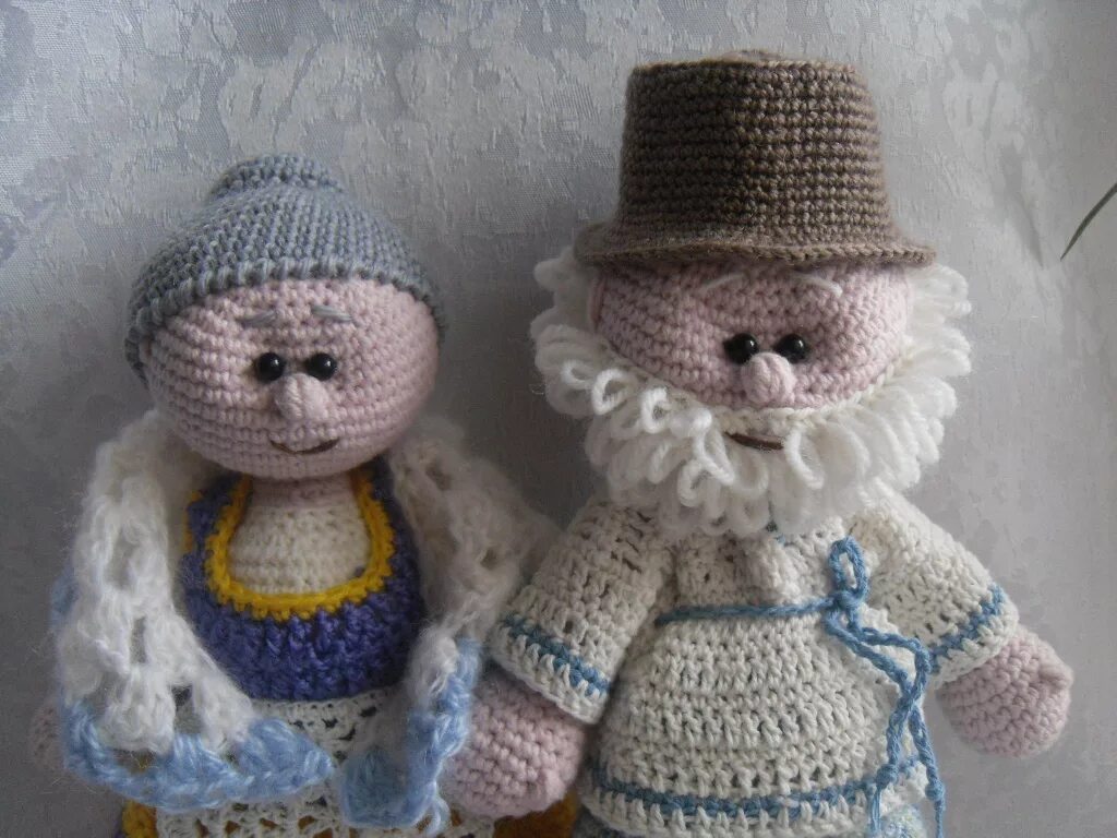 Бабка и дедка крючком. Вязаные игрушки бабушки и дедушки. Вязаный дедушка. Вязаный дедушка. Вязаная бабушка.
