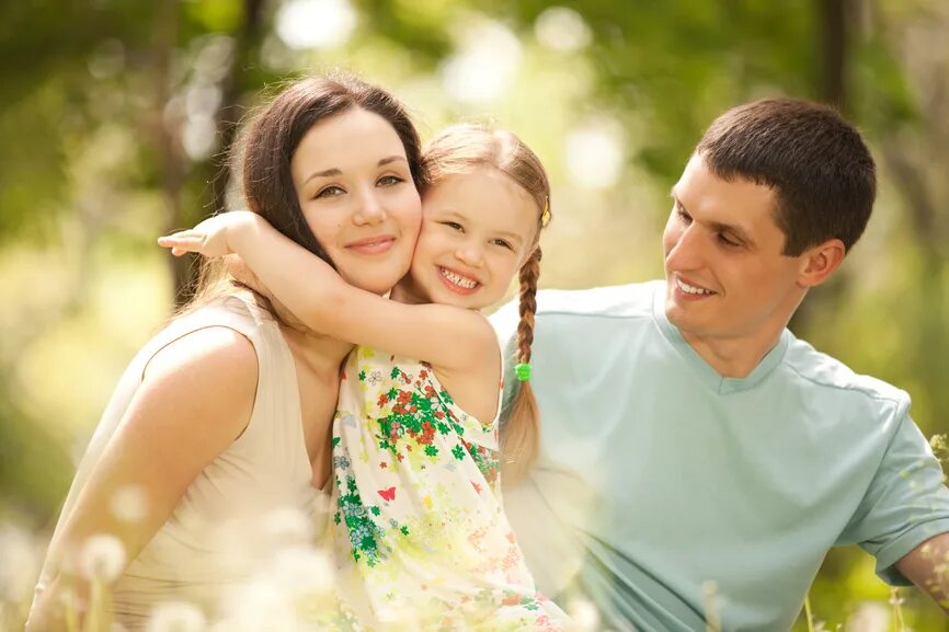 Mother has a daughter. Родители и дети. Ребенок в семье. Счастливая семья. Счастливый ребенок с родителями.