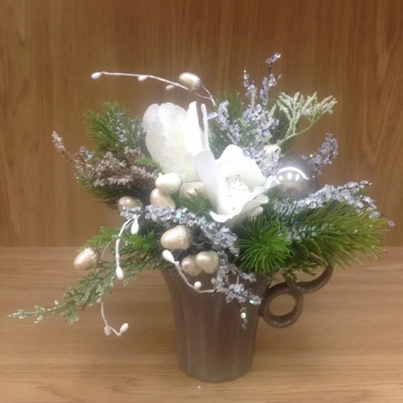 новогодняя композиция на высокой ножке. новогодние композиции из сосновых веток. новогодние композиции в вазах. еловая композиция на стол. новогодняя композиция на стол.