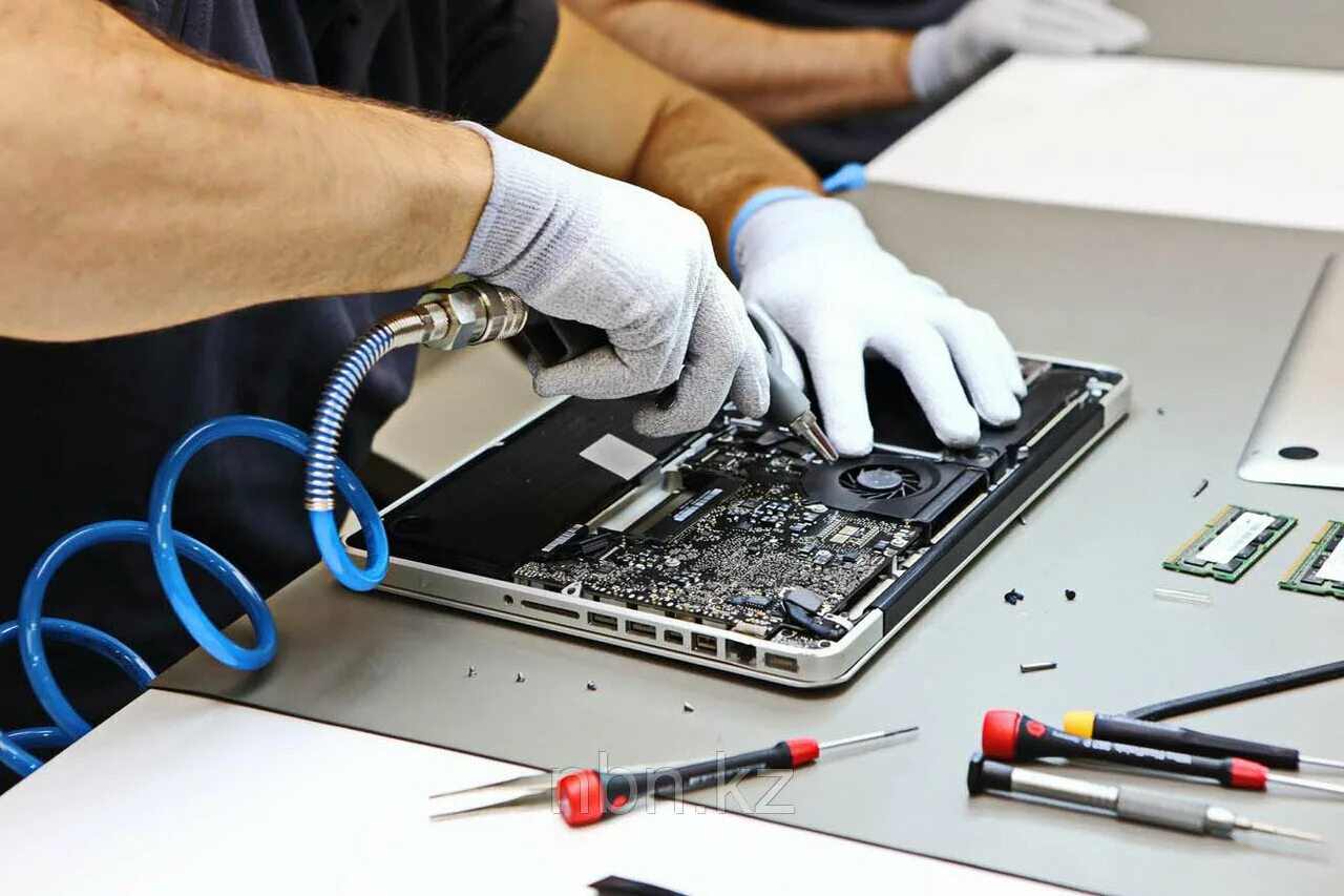 ремонт ноутбуков. компьютерный мастер. техническое обслуживание пк. ремонтник компьютеров. чинит комп.