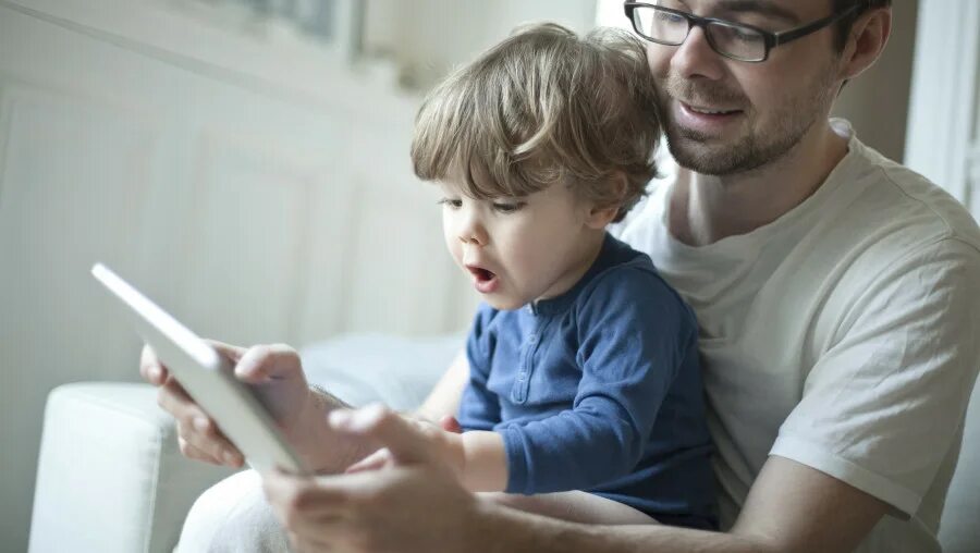 Современные отцы и дети. Отец современный биография. Современное родительство. Ребенок с папой компьютер. Папа с сыном рыбачат.