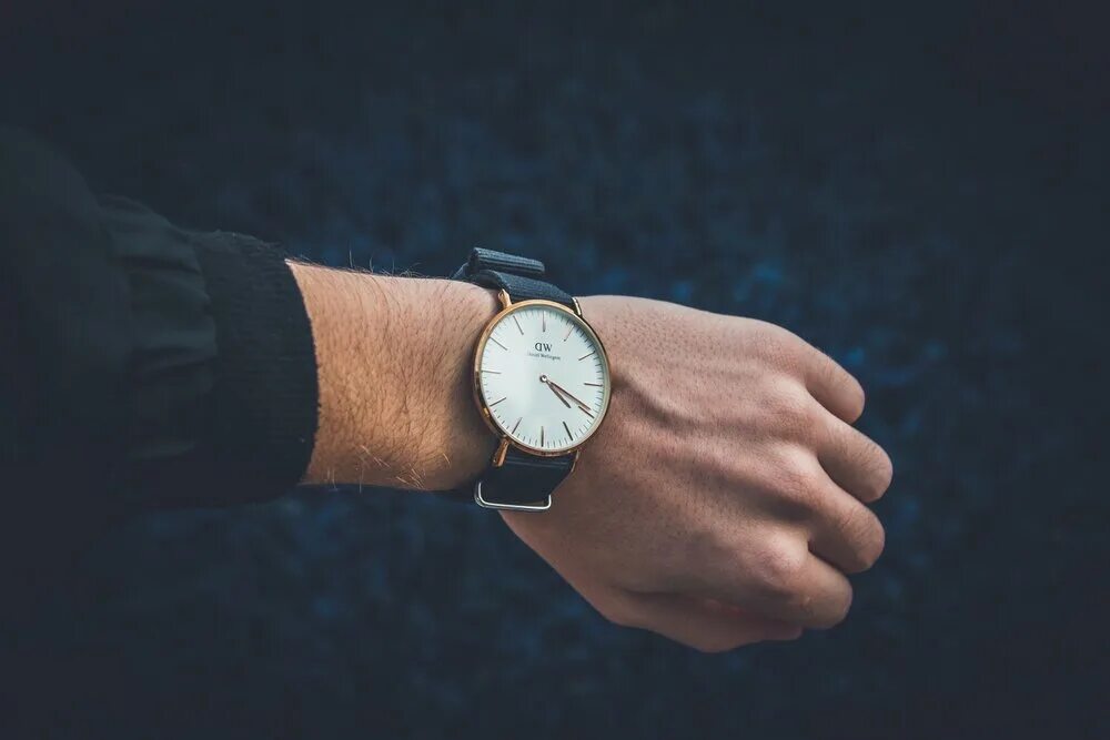 Можно дарить мужчине часы наручные. Часы Эстетика. Минималистические мужские часы. Мужские часы на руке обои. Человек в часах Эстетика.