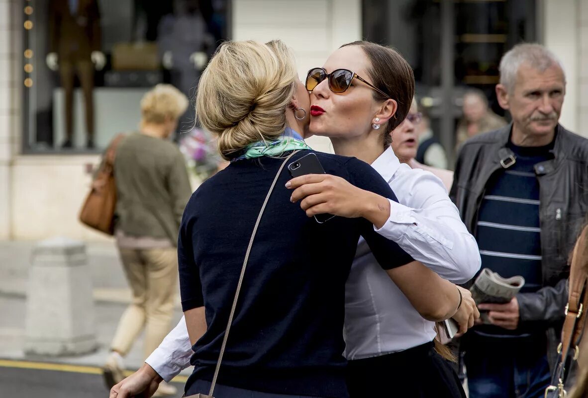 поцелуй в щеку. поцелуй при встрече. объятия при встрече. поцелуй в щеку фото. поцелуй при встрече в италии.