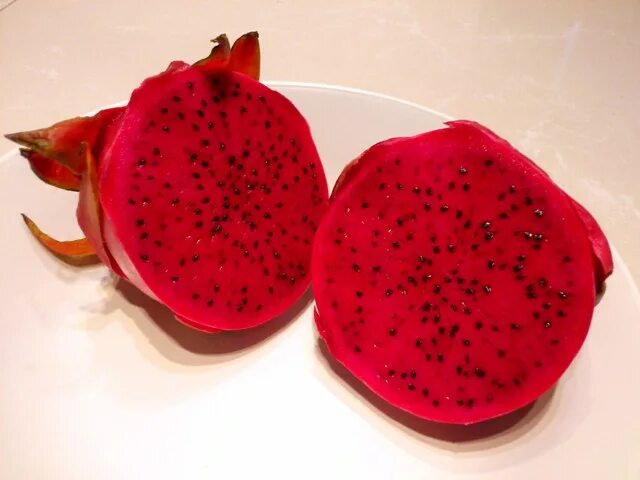 Питахайя вкус. Питайя галилео. Фрукт красная мякоть черные семечки. Фрукт со вкусом свеклы. Питахайя гуава.