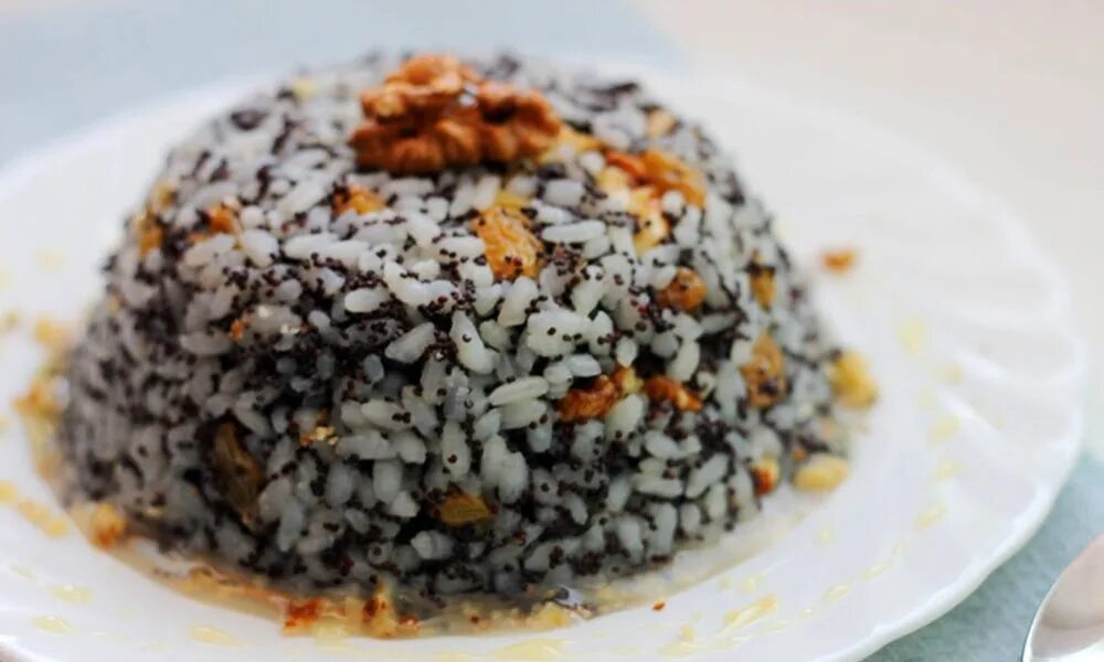 Как сварить вкусную кутью из риса. Кутья поминальная рис. кутья рисовая с изюмом и маком. поминальная кутья из риса. кутья из риса с изюмом поминальная.