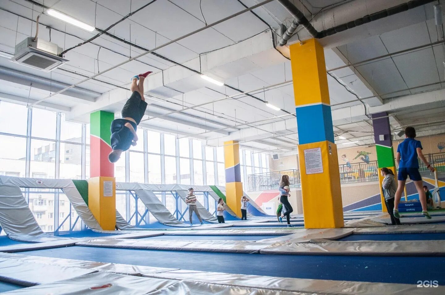 Джампинг центр. Батутный центр владивосток. city jump владивосток. сити джамп владивосток ладыгина. ладыгина 3 батутный центр.