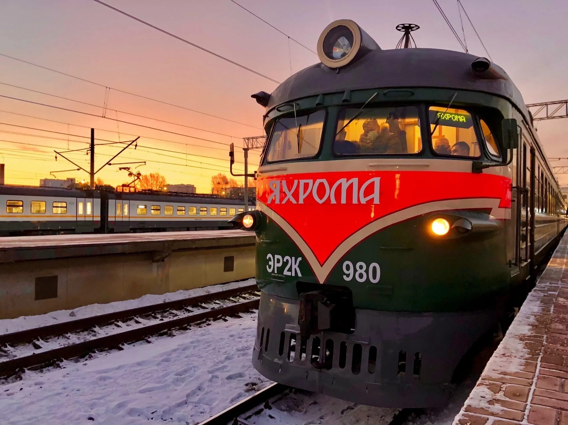 Электричка москва яхрома сегодня. Эр2к-980 Яхрома. Электропоезд эр2к 980 Яхрома. Эр2к-980 Сочи. Яхрома станция электричка.