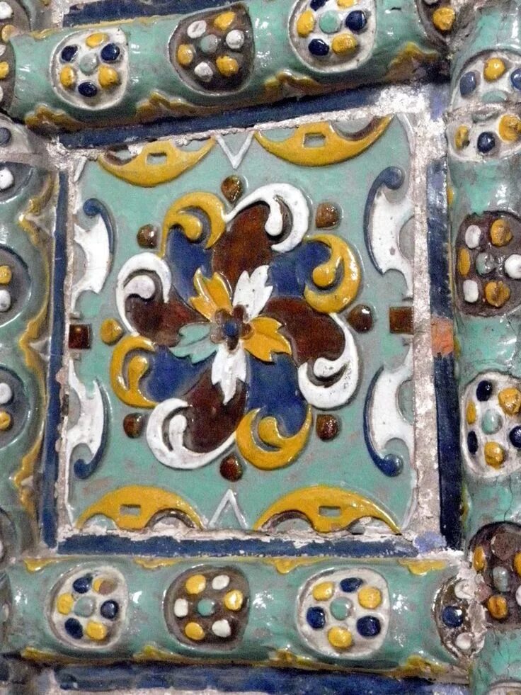 Ярославский изразец грифон. Ярославская майолика изразцы. Изразцы ярославль. Мастерская сергея лебедева изразцы. Искусство изразцов.