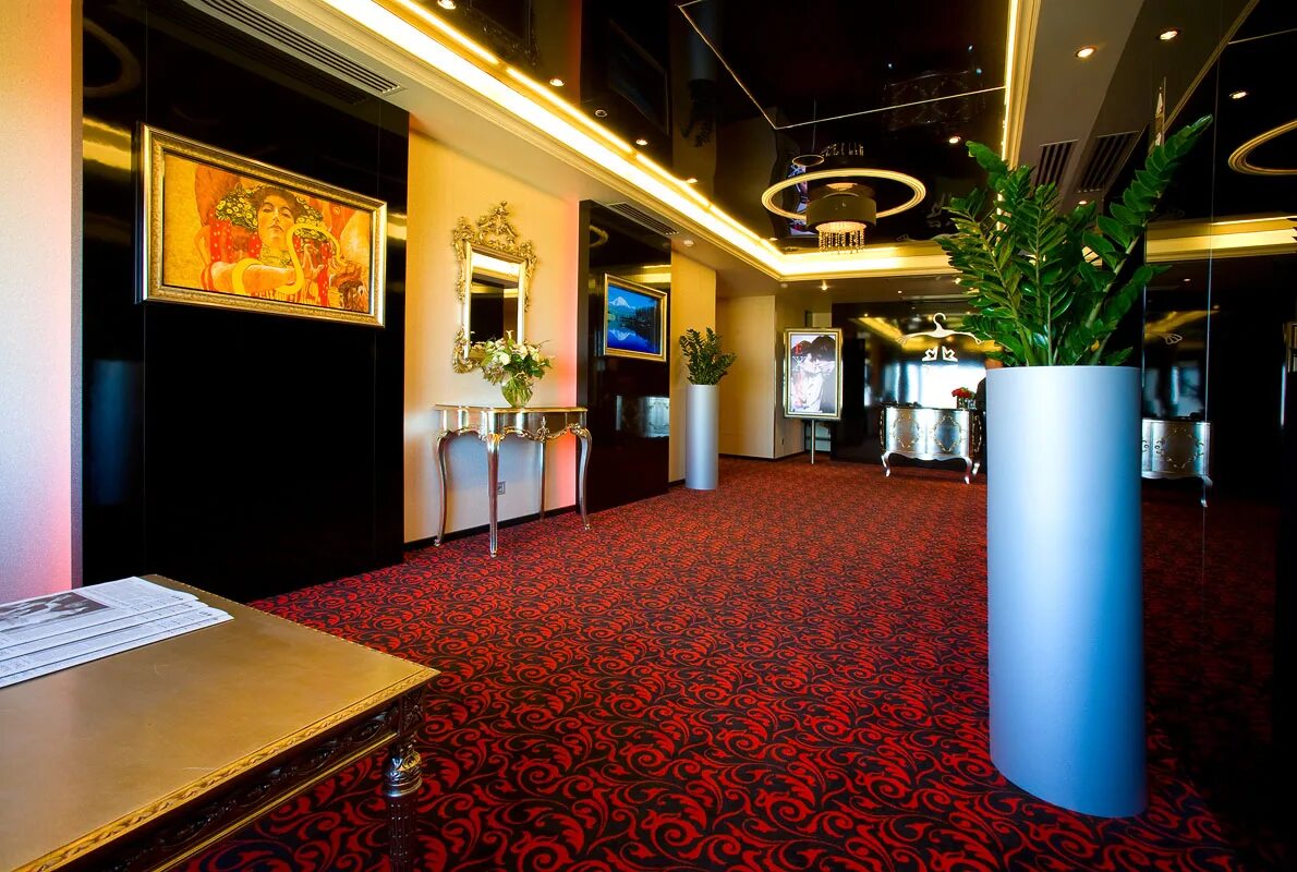 Гостиница корстон казань. Трц корстон казань. Макдональдс корстон казань. Отель корстон роял казань. Корстон казань 2 этаж.