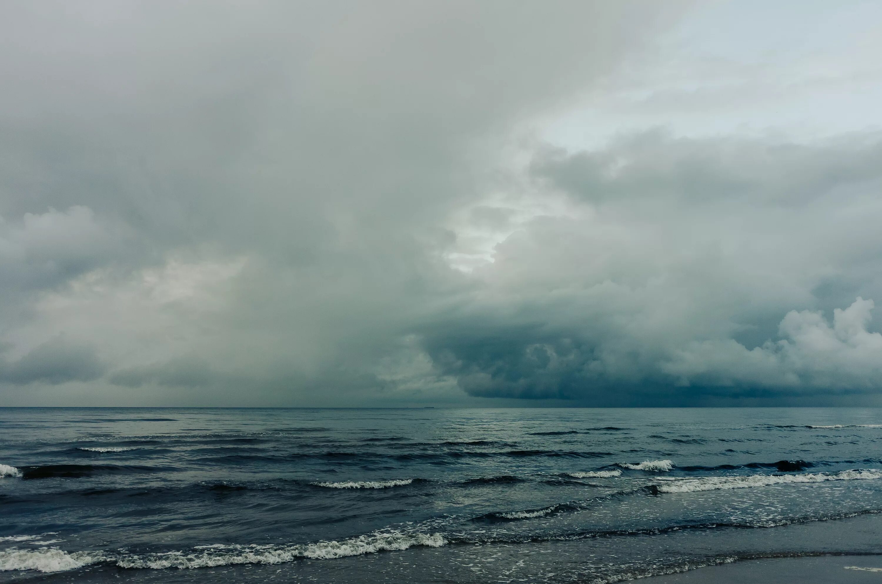 Пасмурный пляж. Ливень на море. Ливень на море. Ливень на море. Море пасмурно.