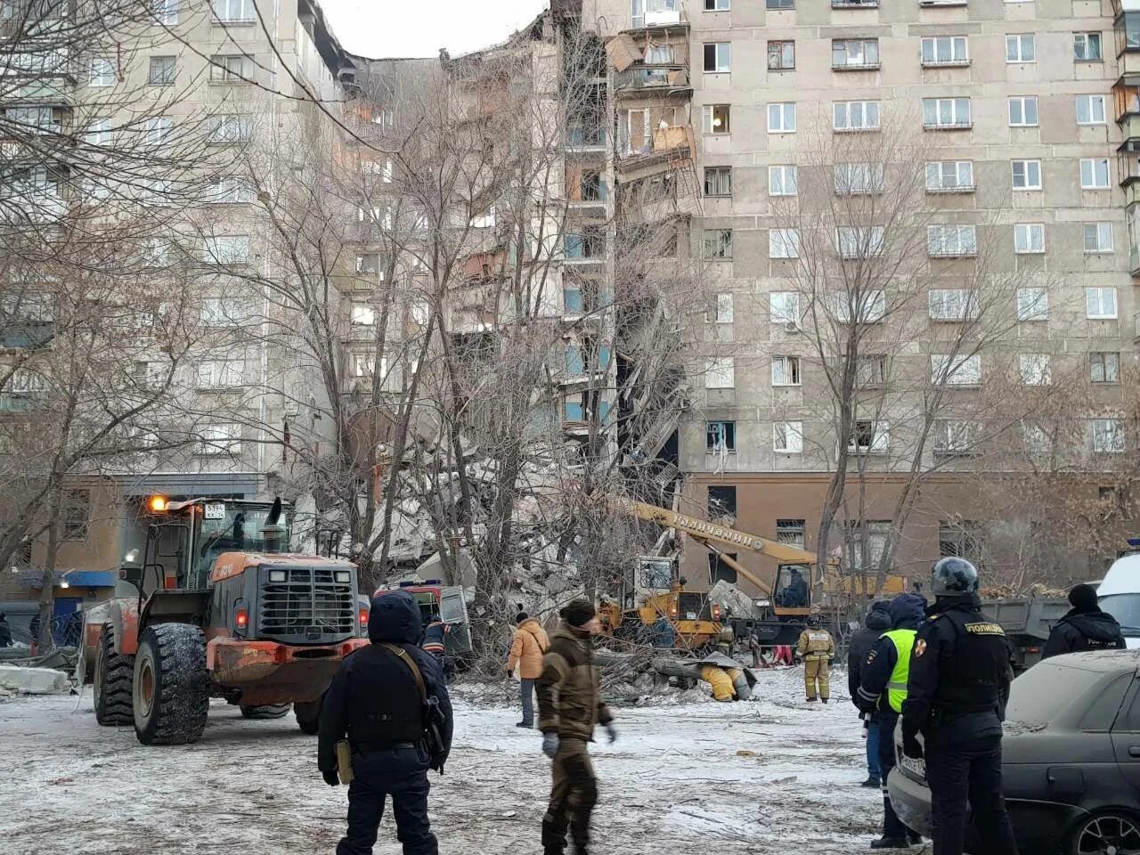 Трагедия в челябинске сегодня. Жилой дом взрыв газа в Магнитогорске. Взрыв газа в Магнитогорске 31 декабря. Подъезд взорвался в Магнитогорске. Взрыв подъезда в Магнитогорске.